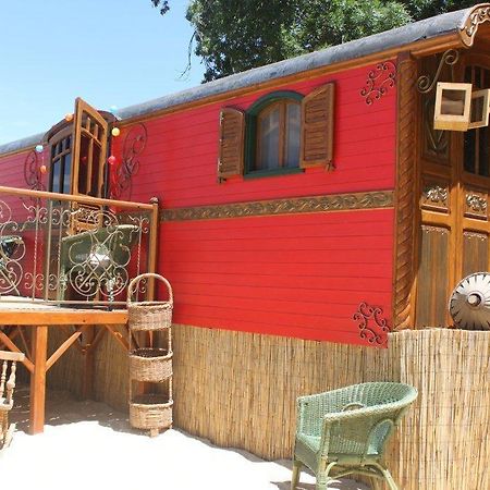 La Roulotte "Les Saintes" Bed & Breakfast Екстериор снимка